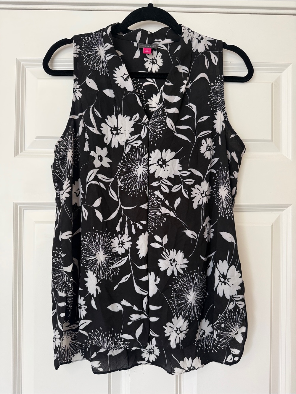 Black White Floral Top Sleeveless Blouse V Neck Medium Womens Vince Camuto